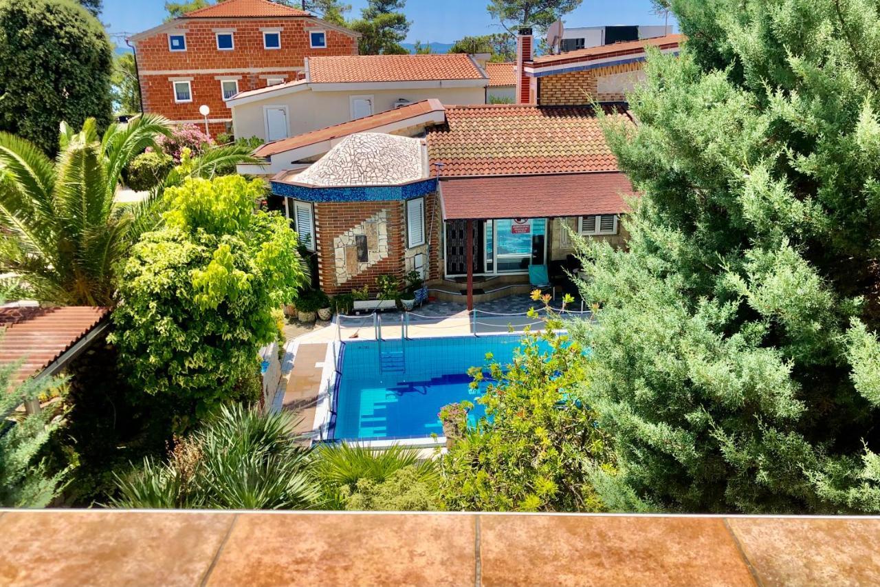 Villa Latina With 6 Apartments And A Shared Pool Vir Exterior foto